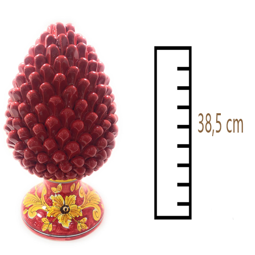 Pigna-rossa-in-ceramica-siciliana-artigianale con base decorata a mano e di diametro pari a 20cm. L’altezza è di 44 cm. La pigna è considerata ormai da secoli simbolo di fecondità, prosperità e buon auspicio, questi significati si materializzano tra le mani di abili artigiani che realizzano pigne di grandi e piccole dimensioni.